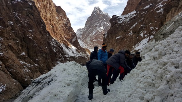 Chadar-Trek-Zanskar-Clearing-Avlanche